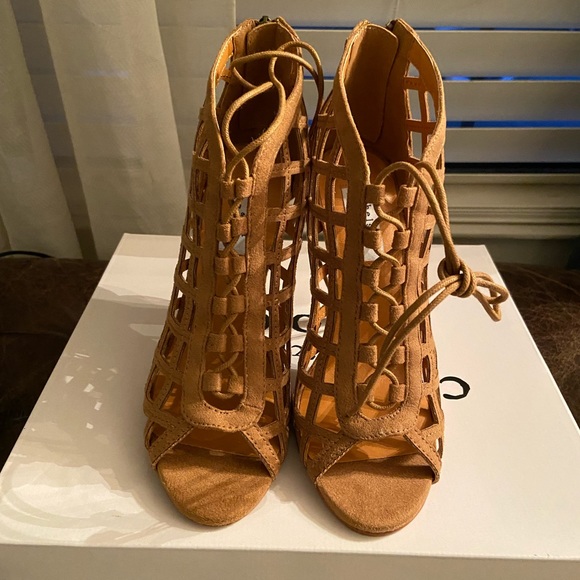 Brand new in box Faux Suede Chelsa&Zoe heels - Picture 4 of 4